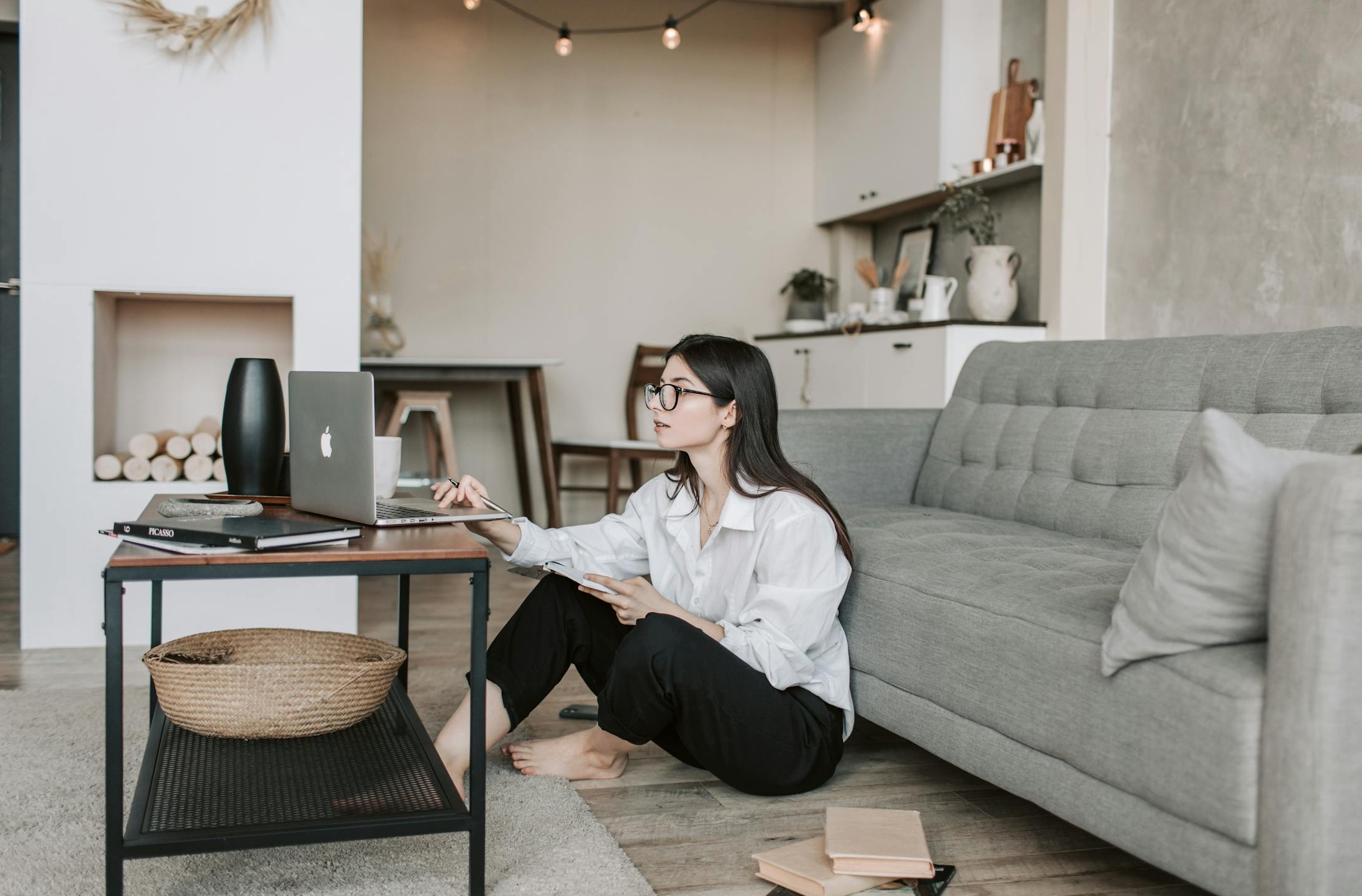 两名客服代表佩戴耳机在办公室工作