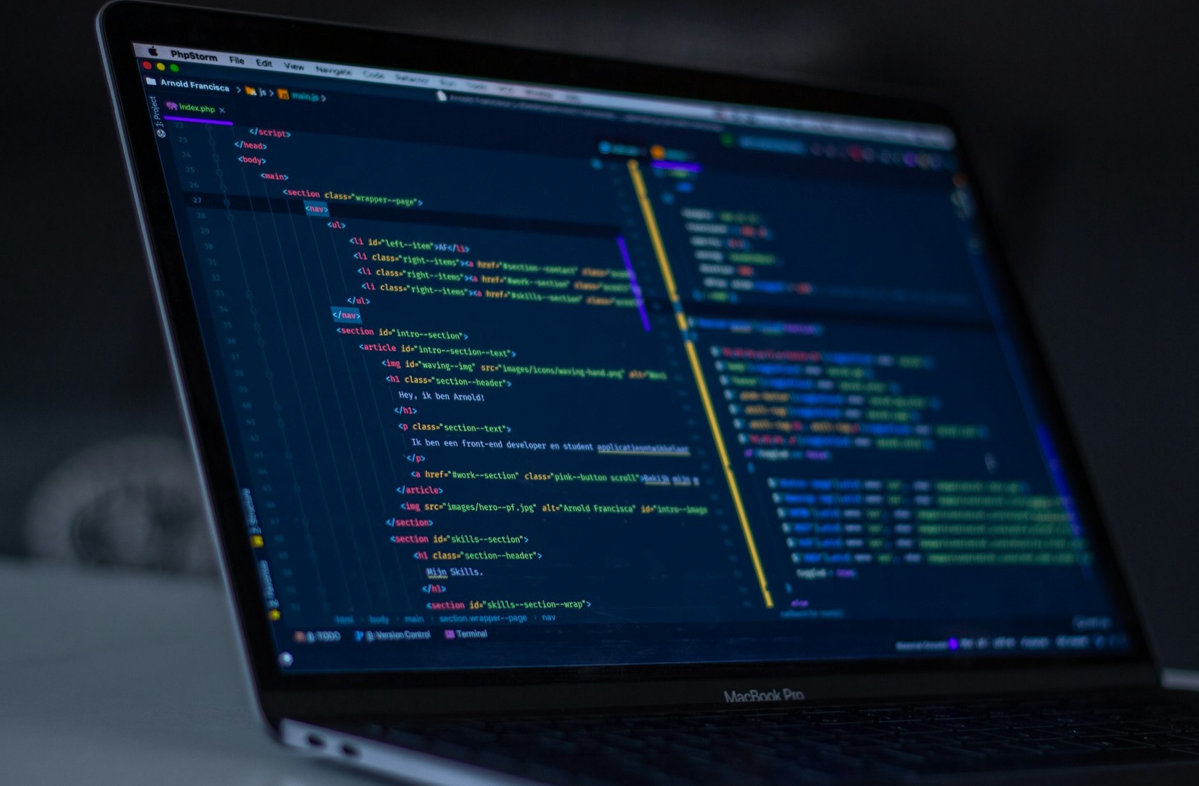 AI代码和自动化流程,象征智能软件工具