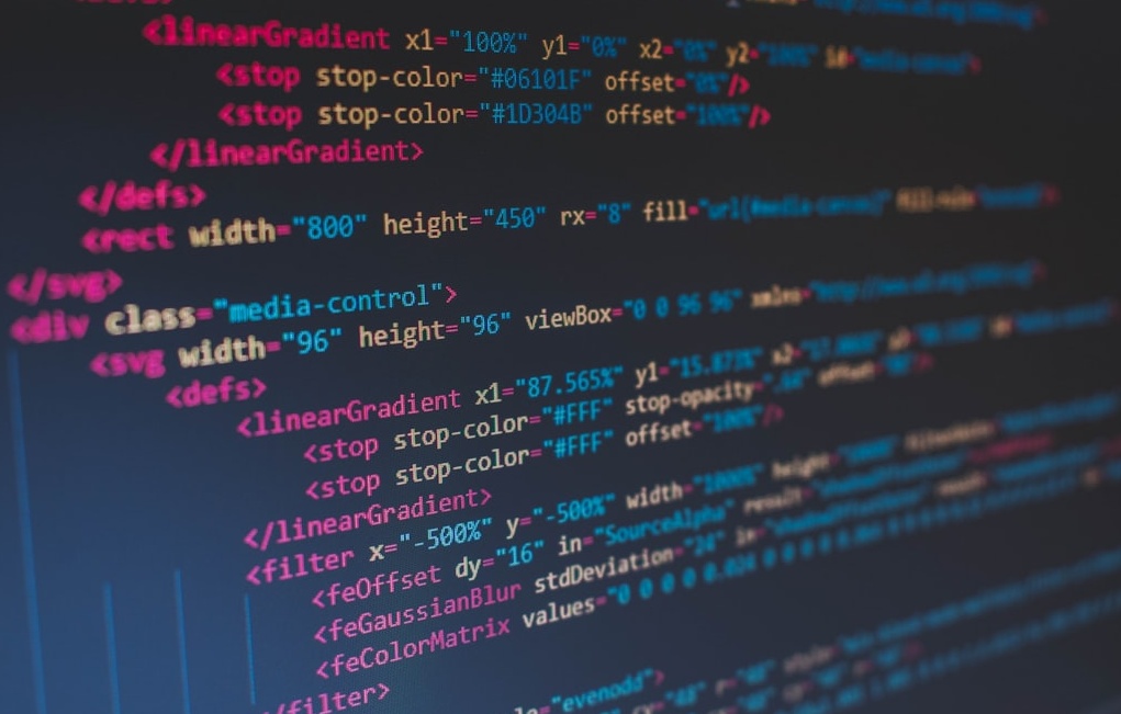 相互连接的齿轮，象征战略协作