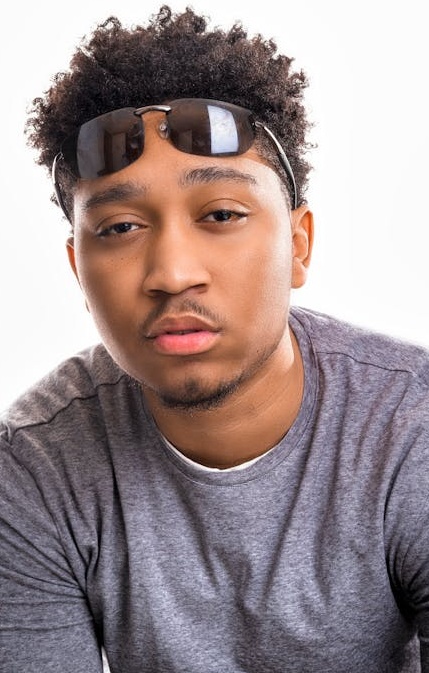 一名创作者正在制作一个吸引人的YouTube缩略图,背景是YouTube界面和视频播放列表,展示了SEO优化的一部分。