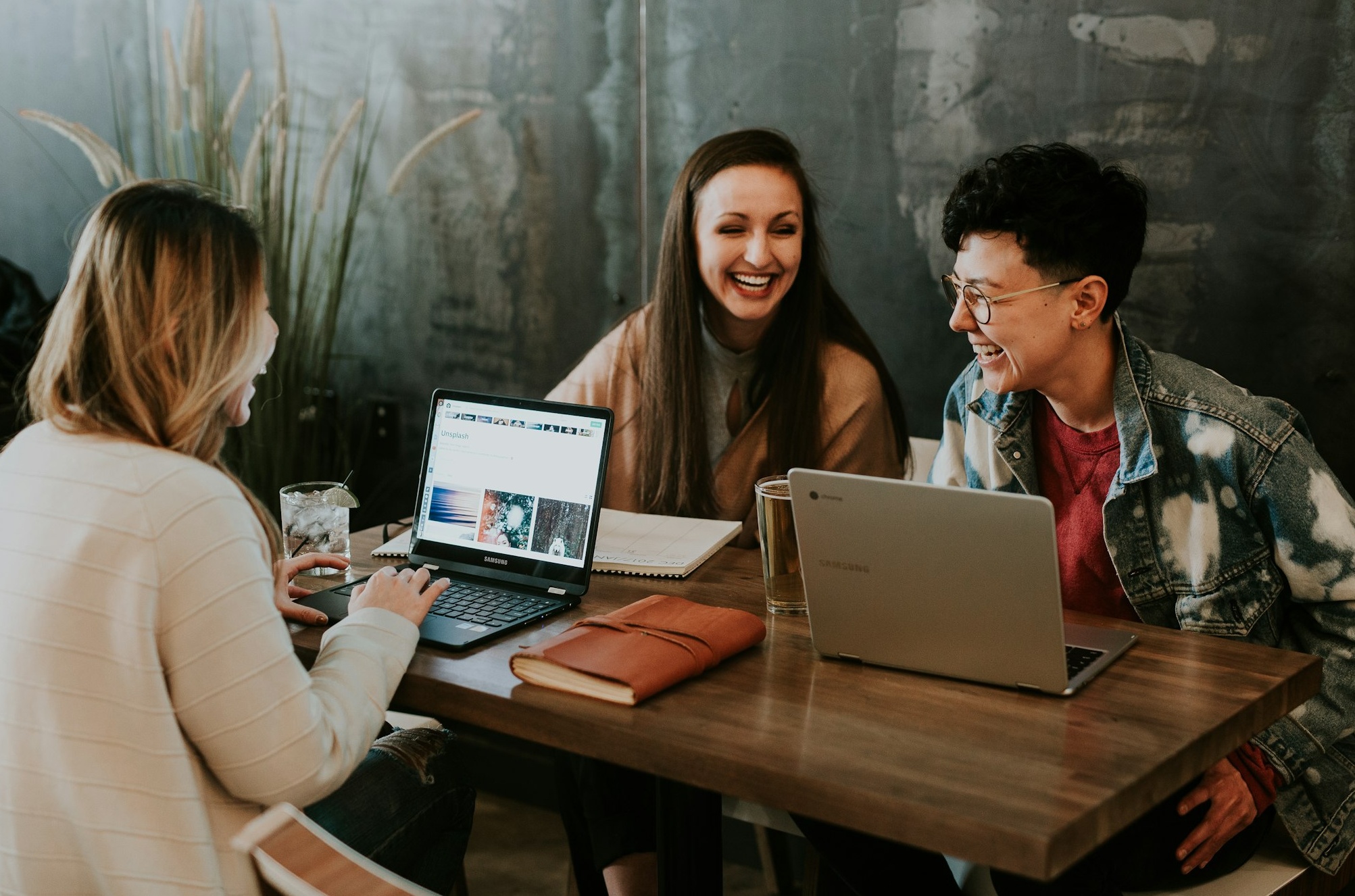 一群不同国家的人使用手机,象征全球社媒互动