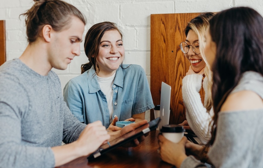 一群人围绕手机进行社交互动,象征Instagram社区和用户参与