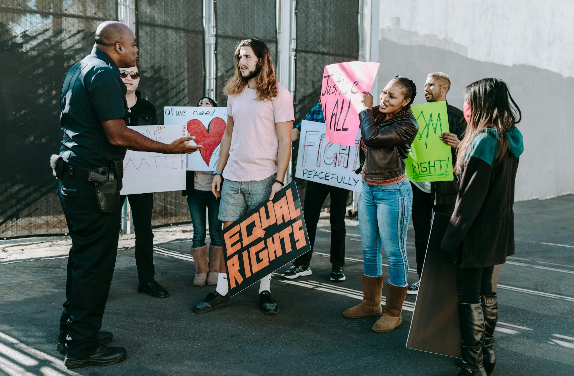 一张图表显示业务增长和社交媒体图标的叠加,象征着影响力的提升