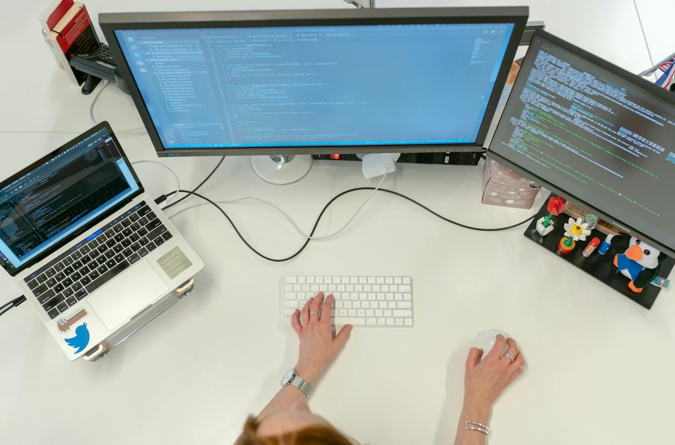 抽象的二进制代码与齿轮,象征Instagram算法