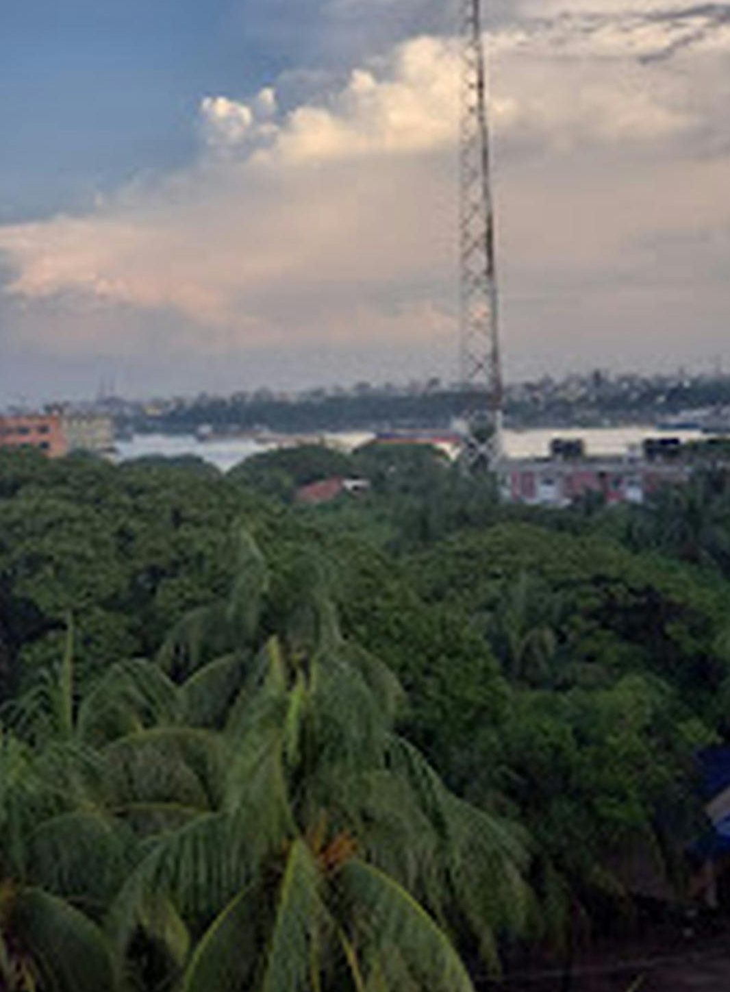 手机屏幕上的Instagram界面,显示点赞和互动