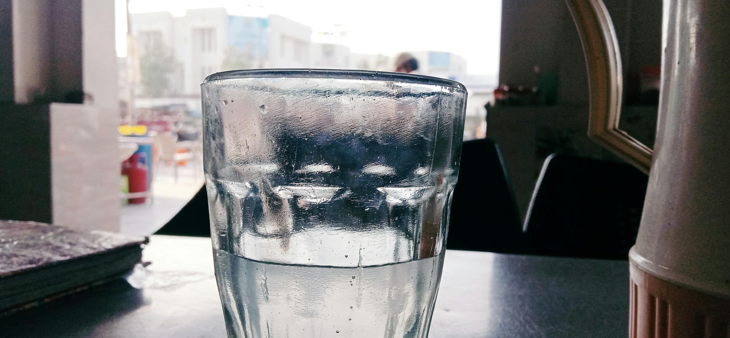 放大镜审查合同或服务条款,象征选择IG点赞服务商的严谨性