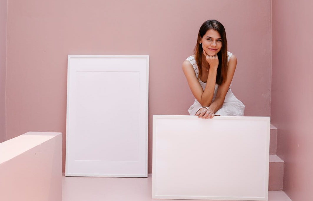 带有不同国家旗帜和手机上显示社交媒体界面的地球仪