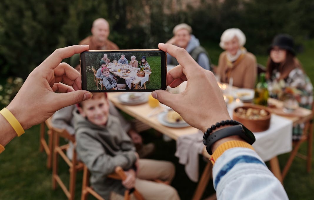 一位女性在使用手机浏览短视频的特写镜头