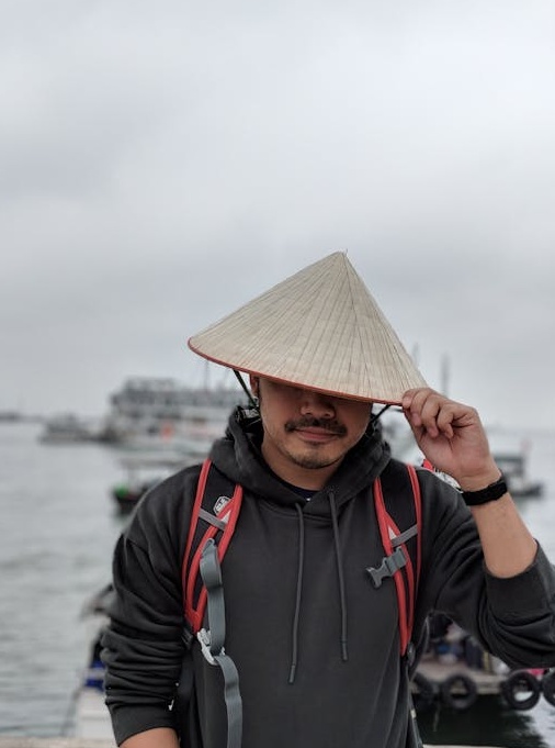 社交媒体算法与数据流示意图