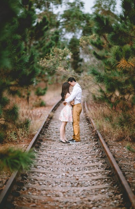 视频内容创作者正在拍摄视频