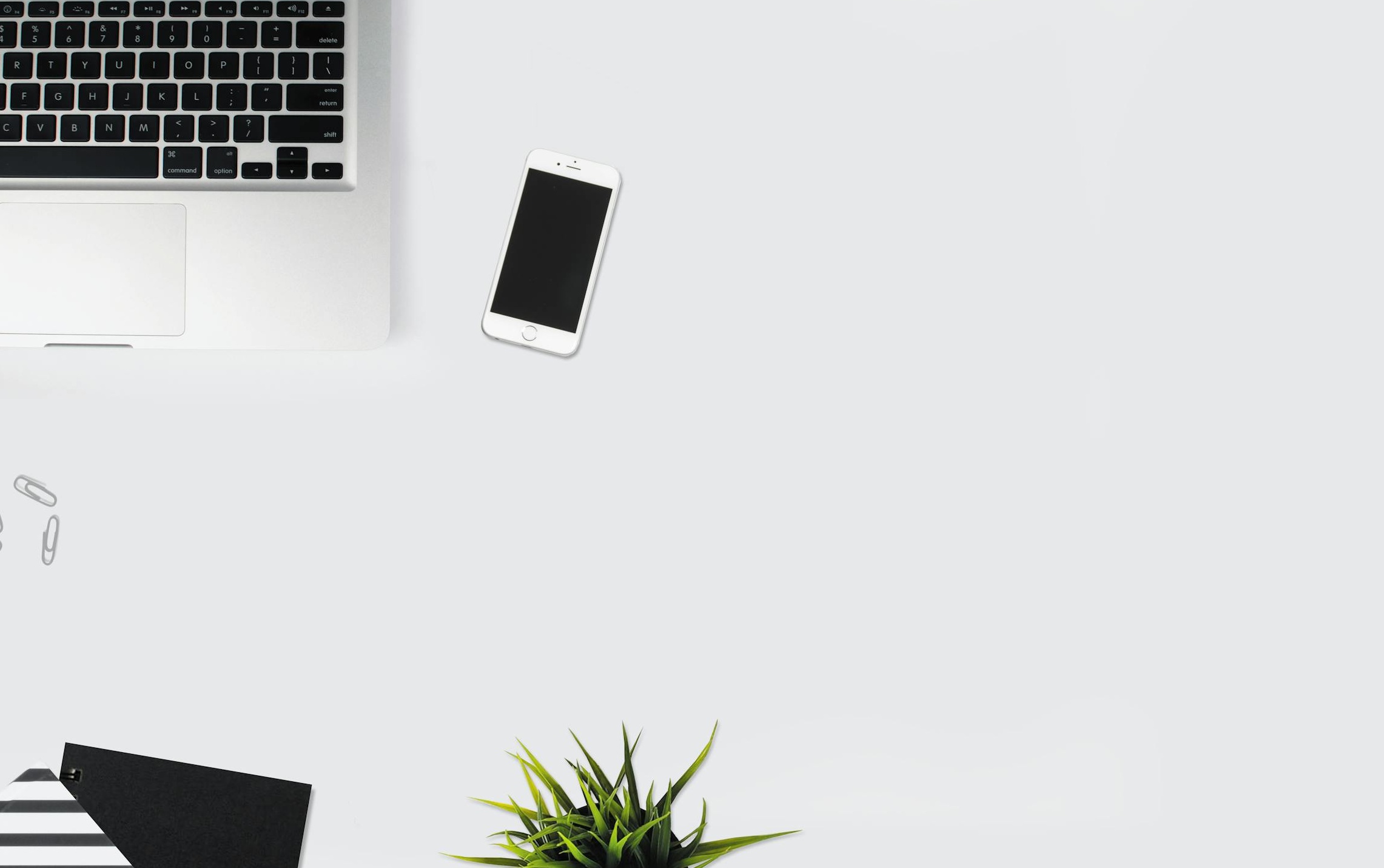 一群人通过手机和平板电脑观看社交媒体内容,象征着推特优质浏览量和用户参与