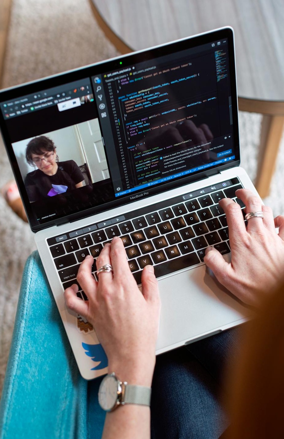 显示各种数据图表和分析的屏幕,代表推特数据分析和营销效果监控