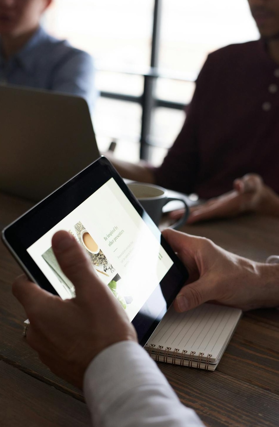 营销团队围桌讨论社交媒体策略和优化方案