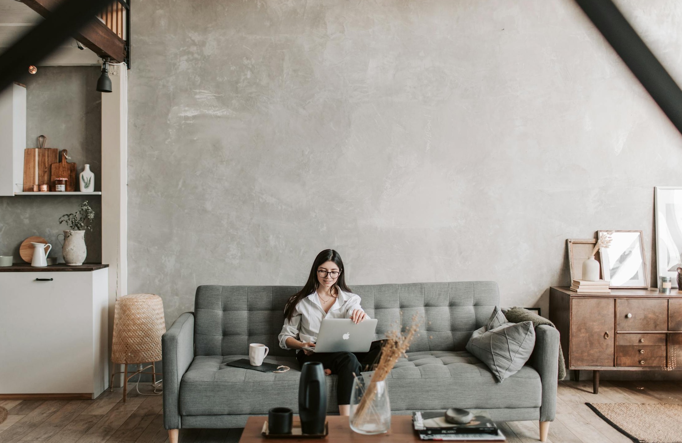 一群人热烈讨论,象征推特上激增的互动评论和用户参与