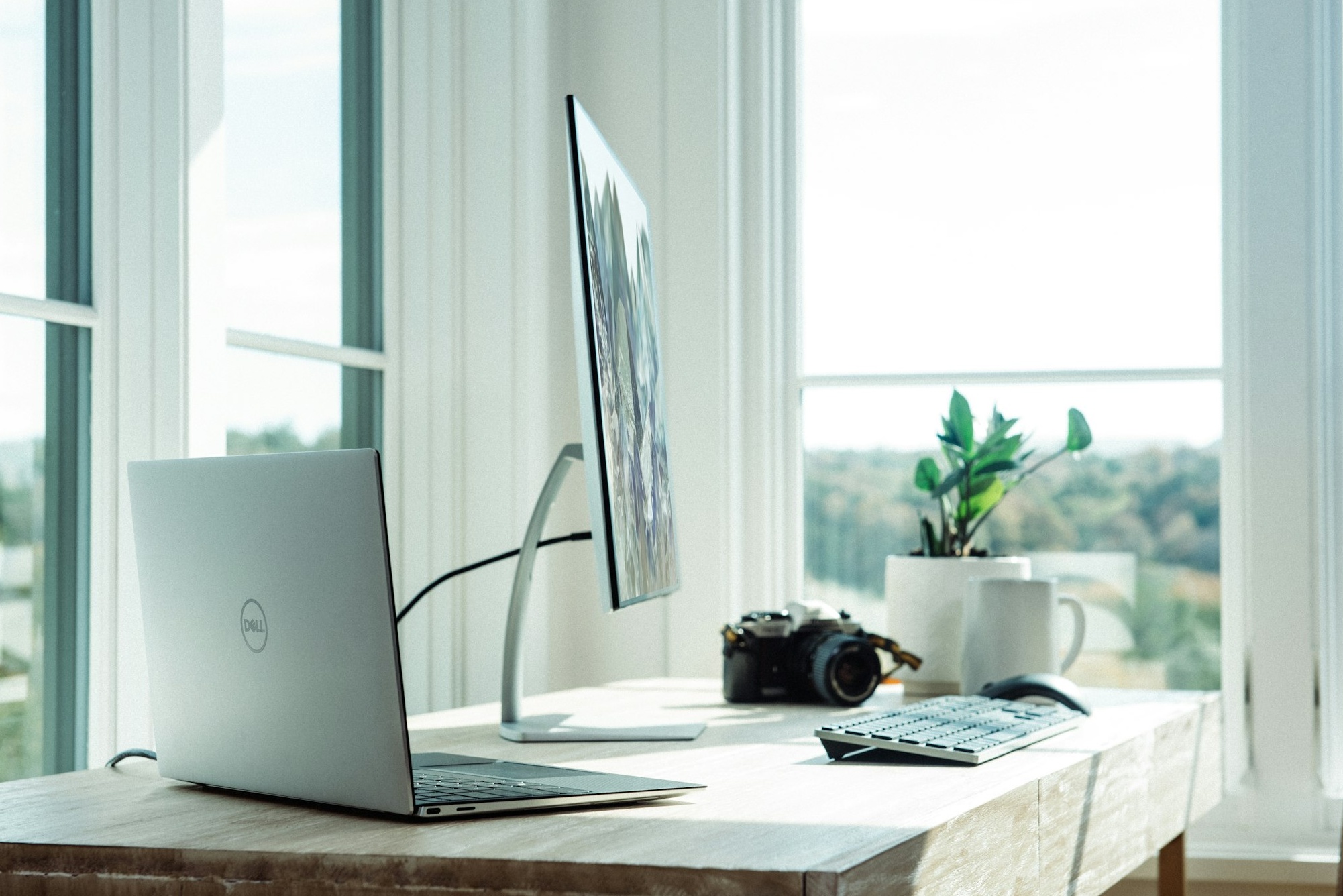 一名女士正在智能手机上查看Facebook,上面显示了很多通知和互动