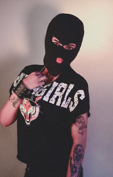 一个人正在用手机浏览社交媒体