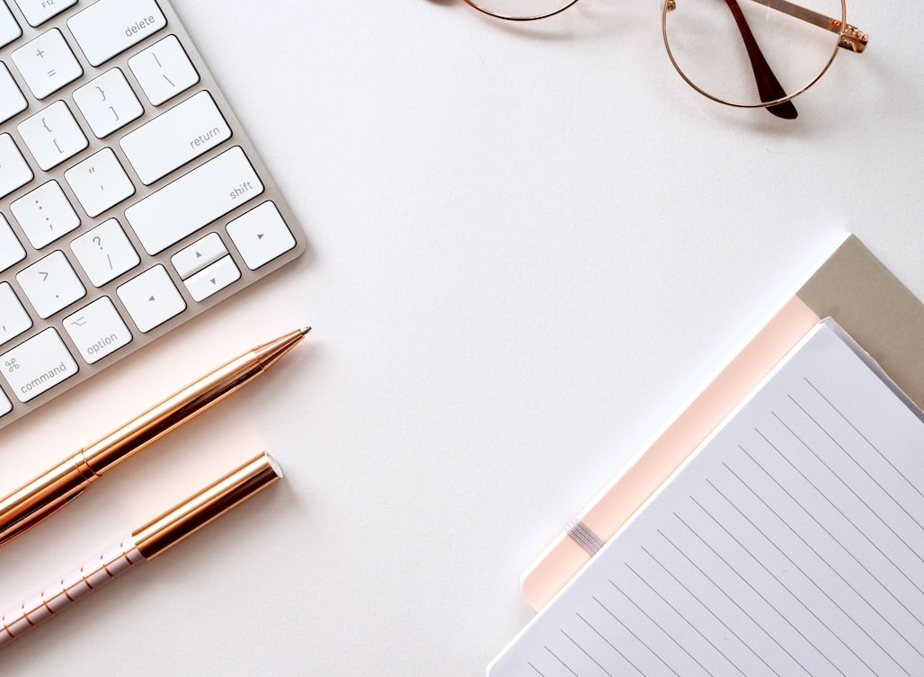 一个观众正专注地在笔记本电脑上观看YouTube视频并输入评论,屏幕上显示着评论区活跃的互动