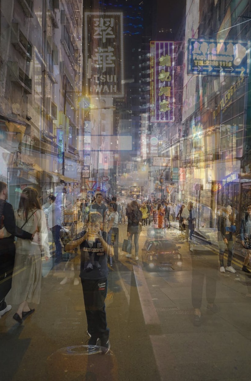 一张显示着YouTube后台数据分析的界面,其中包含评论、互动、观众保留率等关键指标,强调数据驱动的评论策略