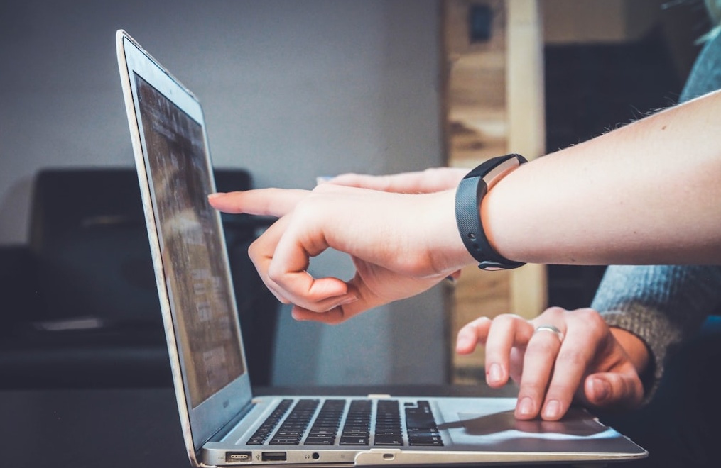 人们在讨论数据和策略，代表营销规划与分析