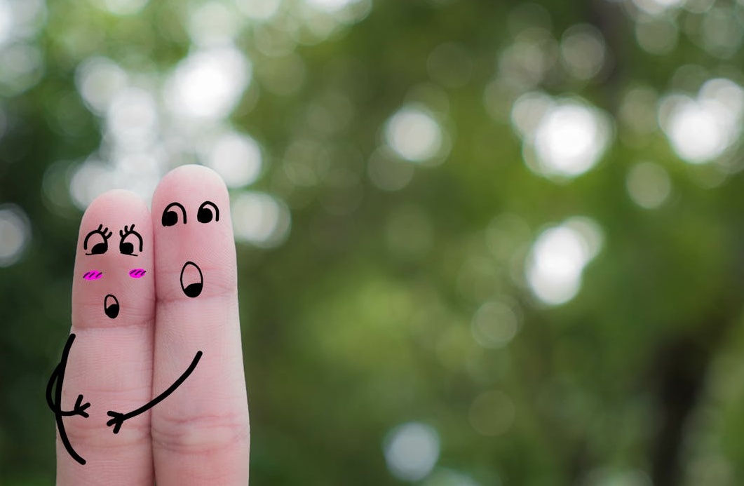 一位女士在电脑前专注工作，屏幕上显示着Facebook群组设置界面，强调优化群组的重要性