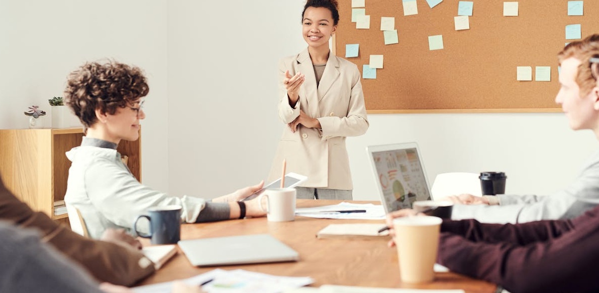 一群人在办公室讨论策略和数据的俯视图