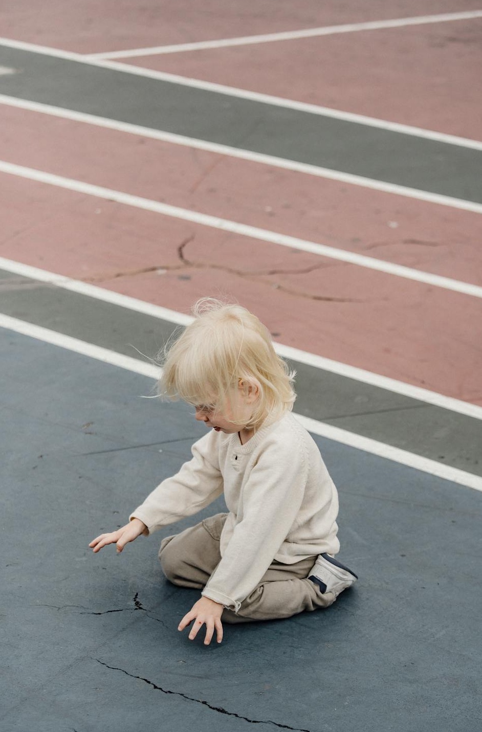 手机上显示社交媒体点赞和互动图标，背景模糊