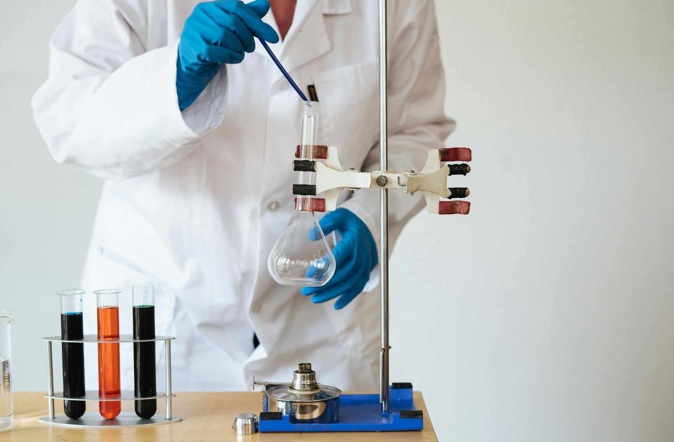 一群不同年龄和种族的人愉快地聚集在一起，象征社区和互动