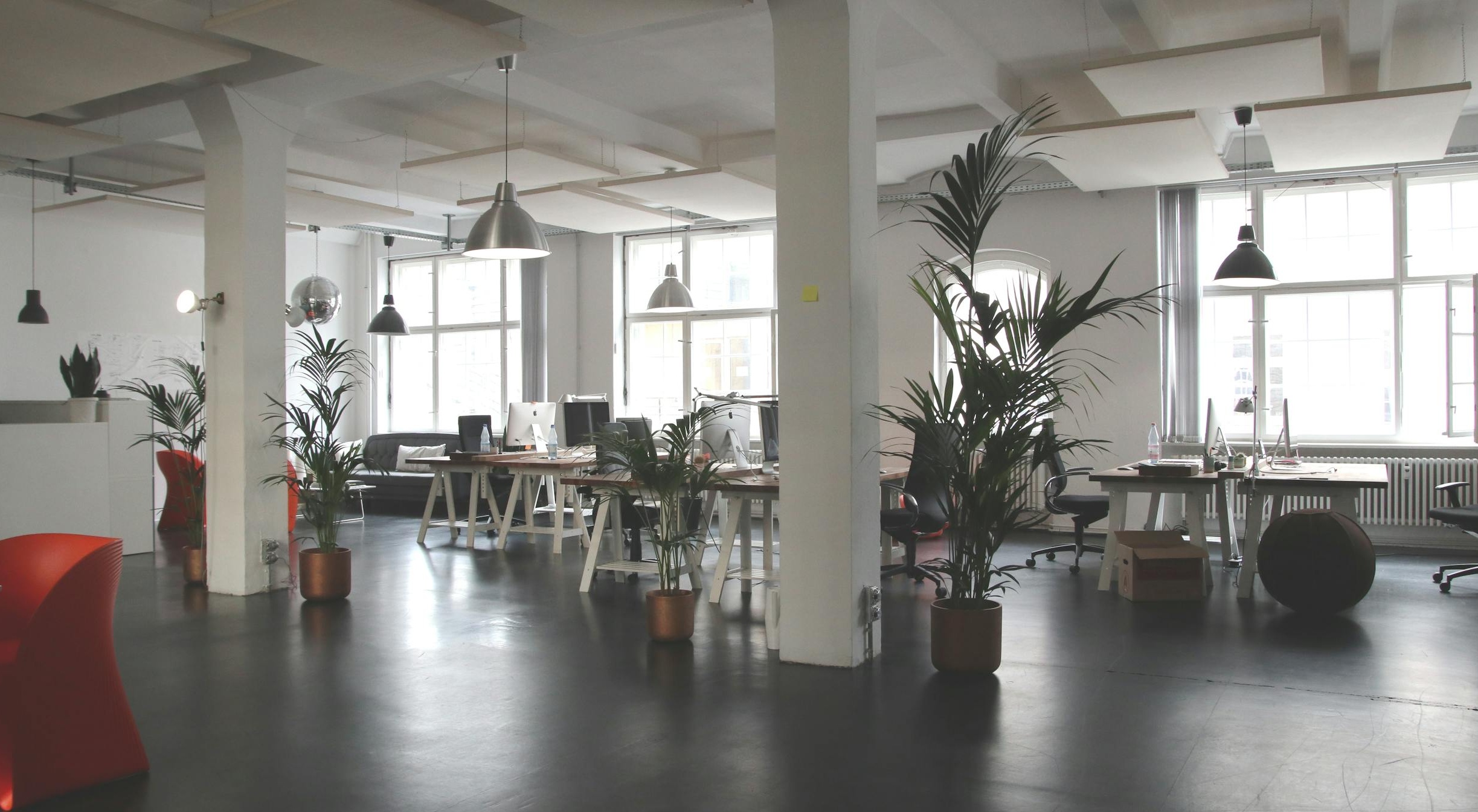 人们围坐在会议桌前进行战略规划，桌面上有图表