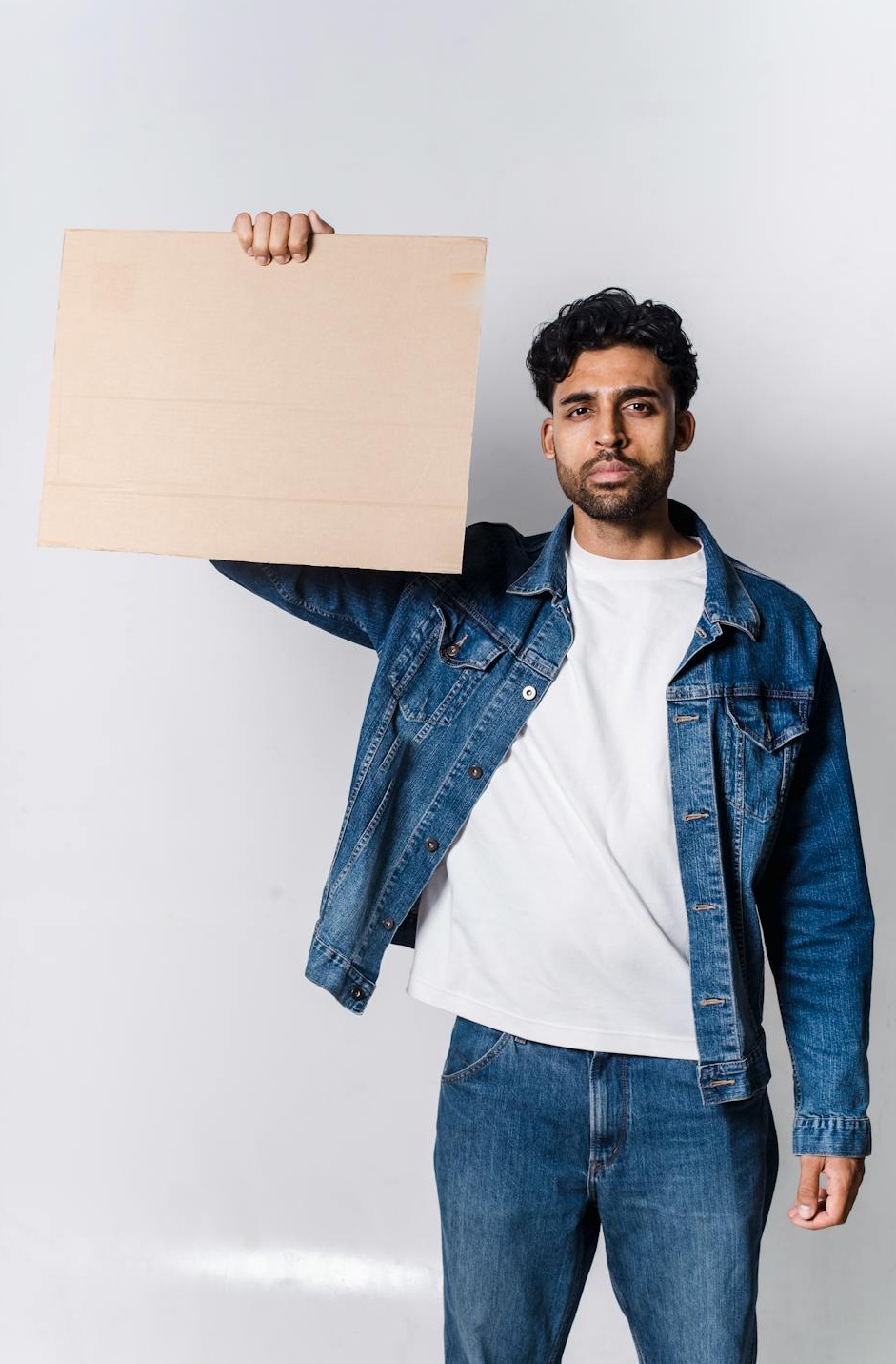 展示商业图表和数据分析的电脑屏幕，象征增长和策略