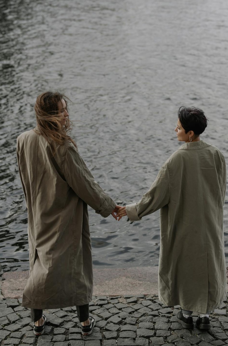 一本打开的笔记本和几支笔，周围有创意设计的工具和品牌元素，象征品牌建设和创新