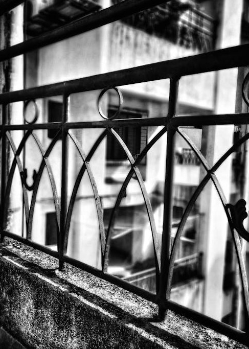 欢快的人群观看大型显示屏上的直播内容