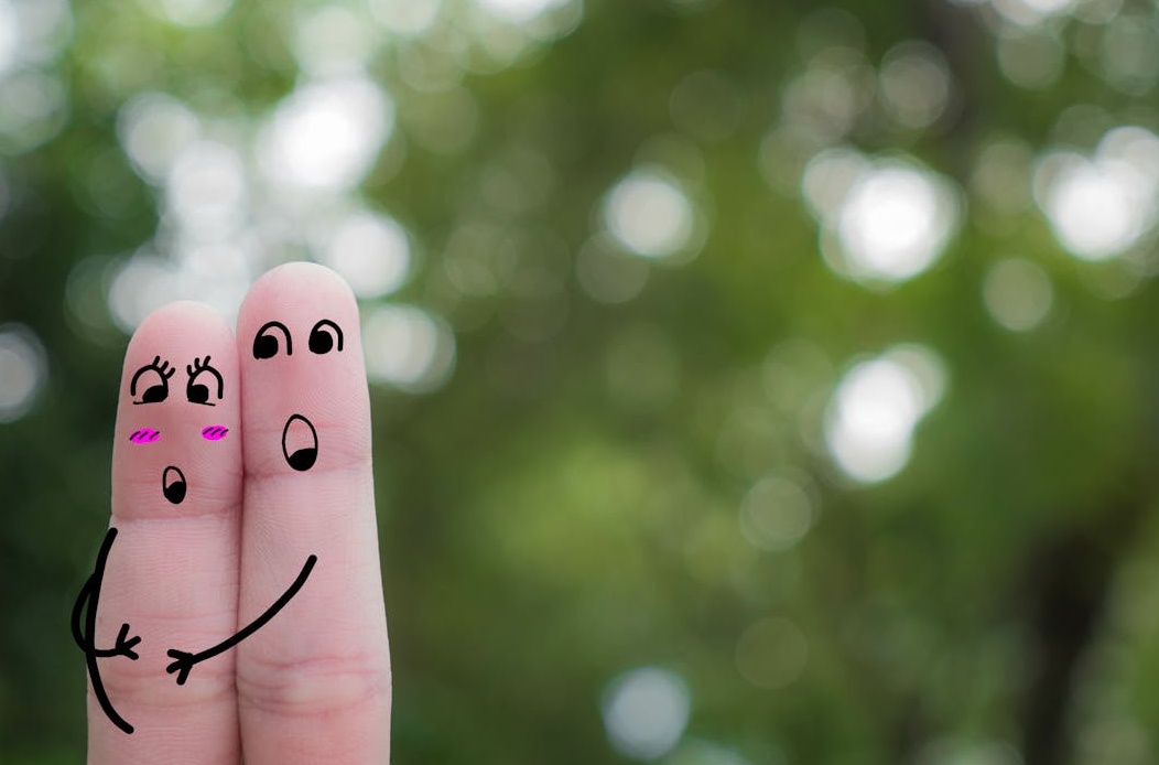 一位主播在专业直播设备前与观众互动