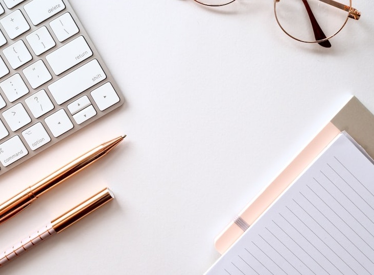 用户在选择观看YouTube视频，其中一个缩略图被鼠标选中，背景模糊