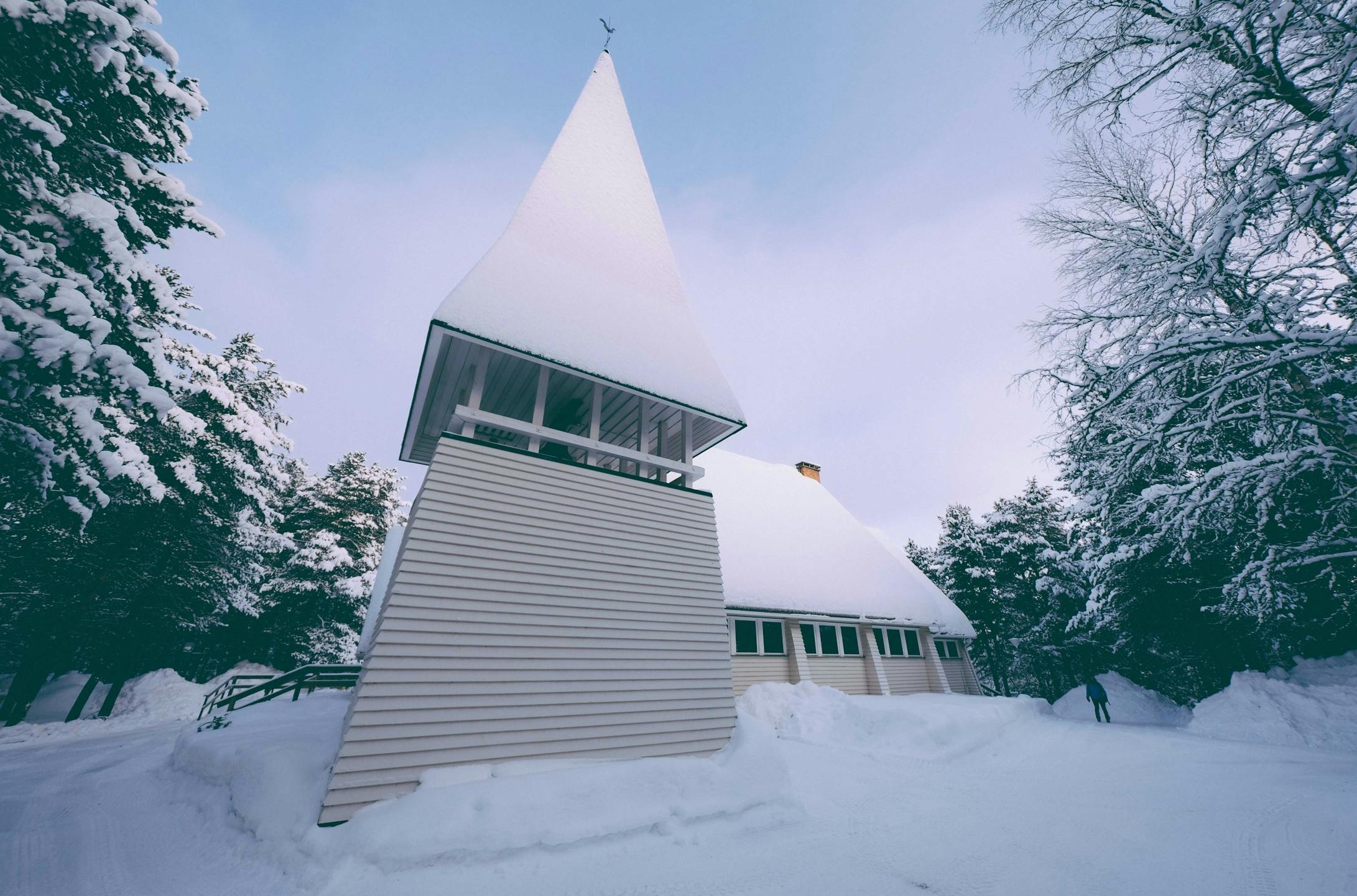 一位内容创作者在电脑前查看YouTube Studio数据