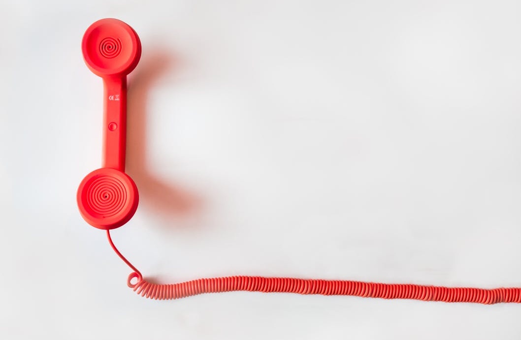 一张显示X平台(Twitter)应用界面、包含大量用户评论和互动的智能手机屏幕