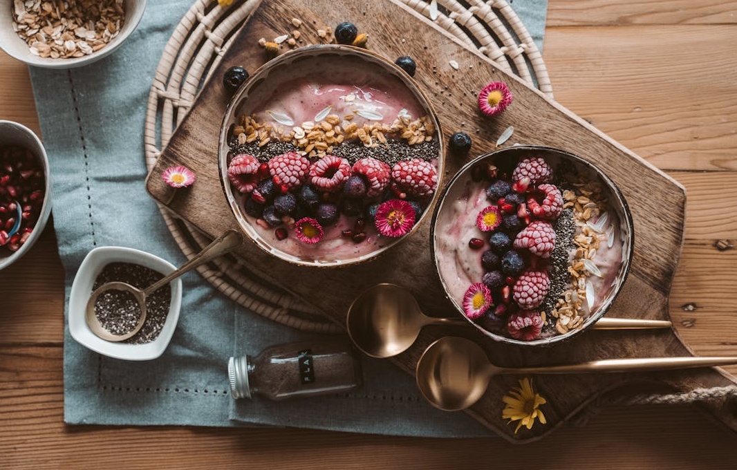 一位正在通过笔记本电脑进行社交媒体内容管理和策略规划的专业人士