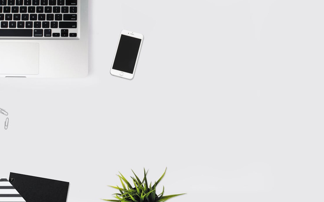 一张多元化人群的肖像照,象征着真实活跃的社媒用户群体