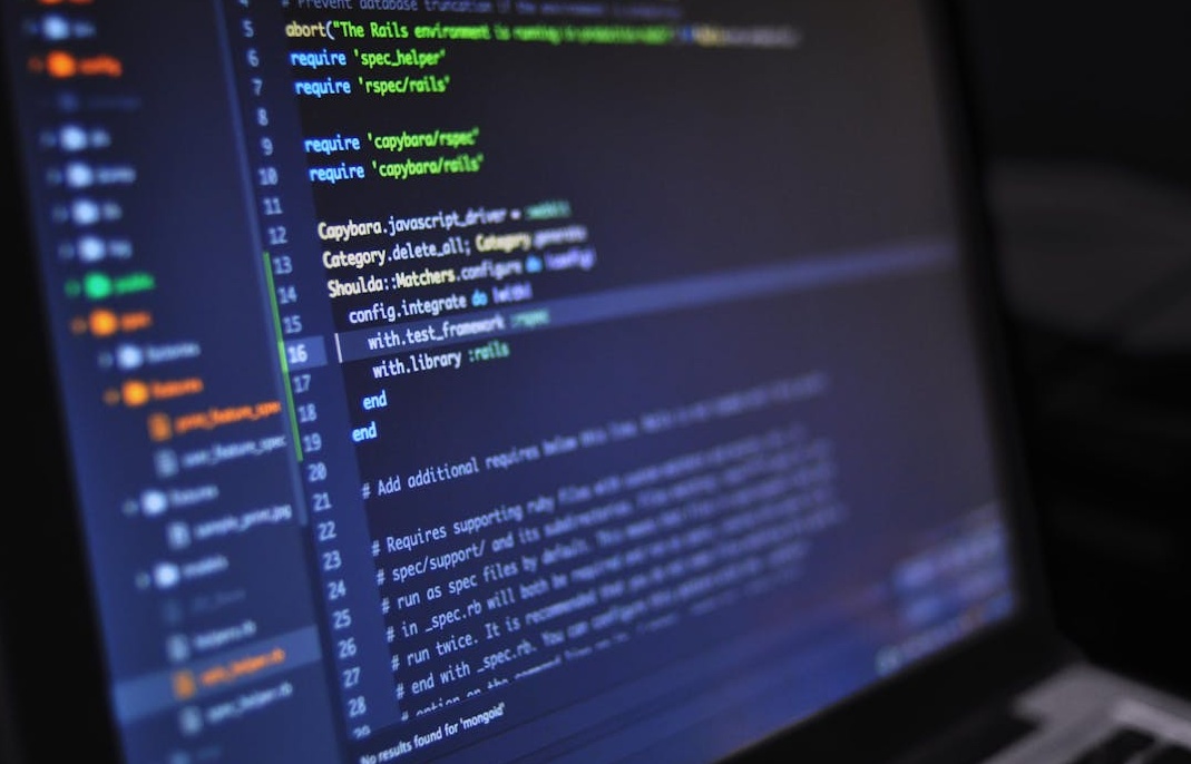 年轻创作者在使用笔记本电脑查看YouTube视频分析