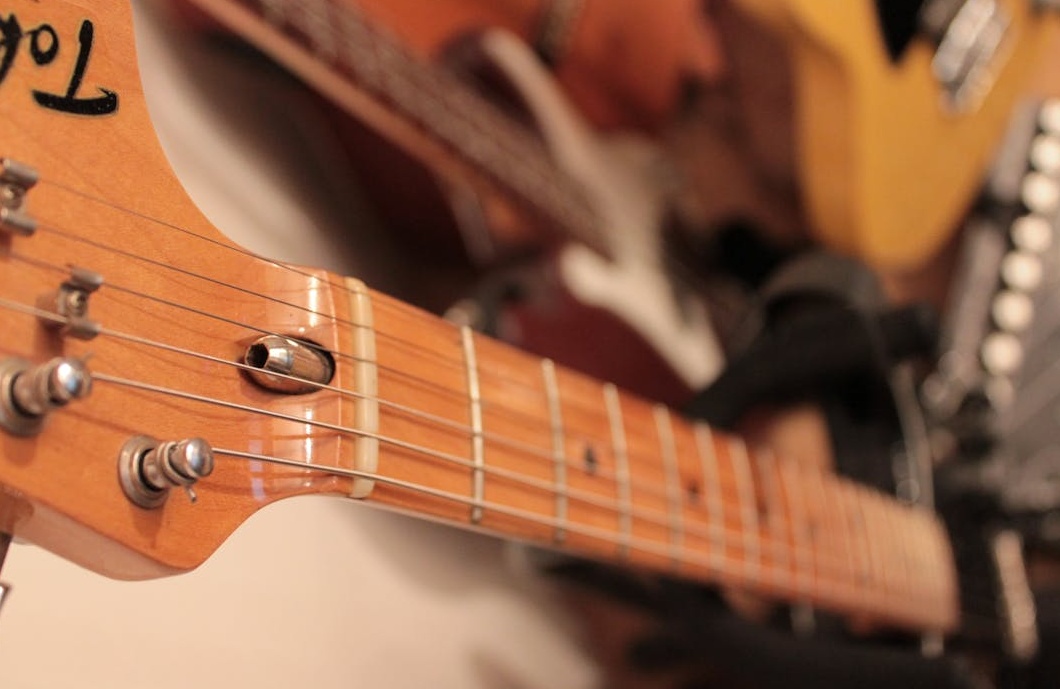 屏幕上的点赞图标,代表社交媒体互动