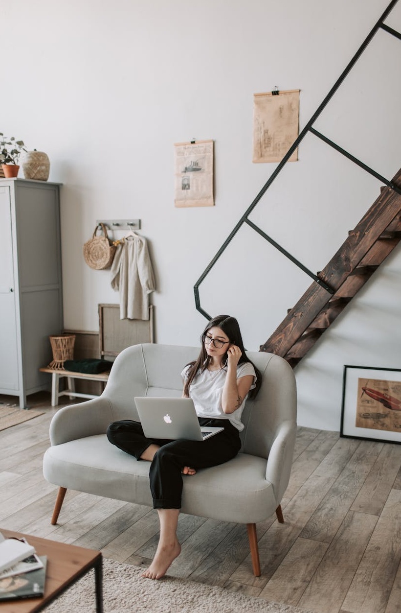 一个手持智能手机,屏幕上显示着各种社交媒体图标和数据分析图表的人,象征着海外抖音刷粉丝软件的广泛应用和数据驱动的增长策略