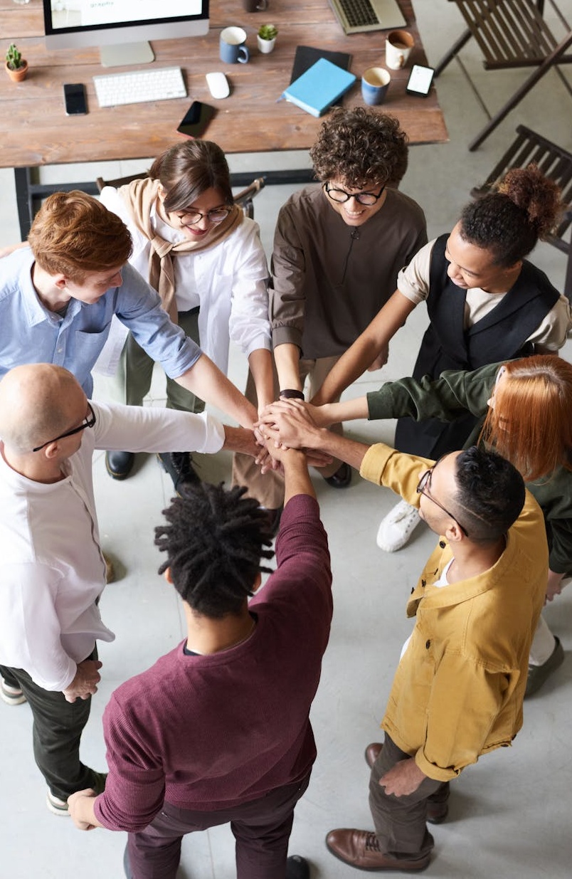 一群人在办公室里共同查看数据分析图表,讨论增长策略,暗示使用海外抖音刷粉丝软件后的数据分析和团队协作