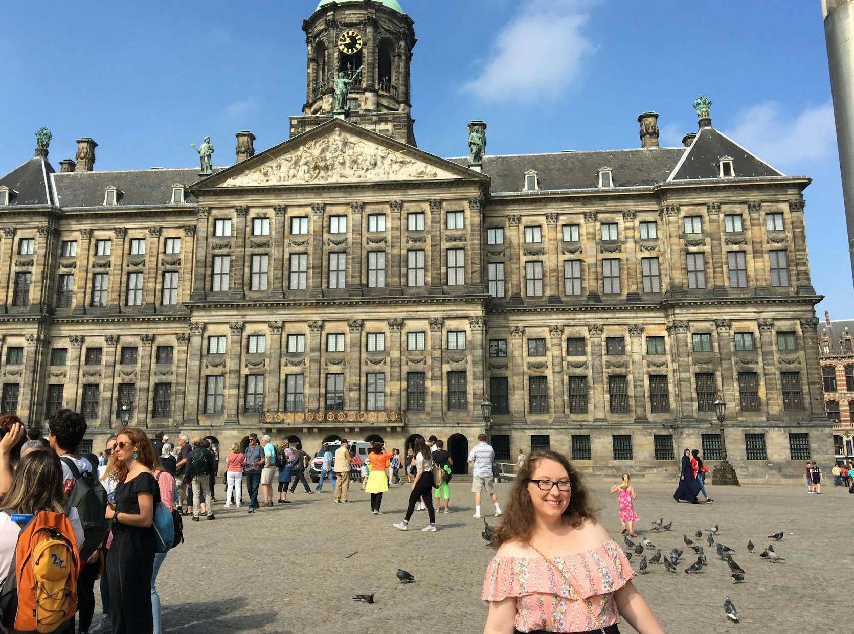 一张描绘全球网络连接和数据流动的图片,象征着海外抖音刷粉丝软件在实现全球化增长中的连接作用