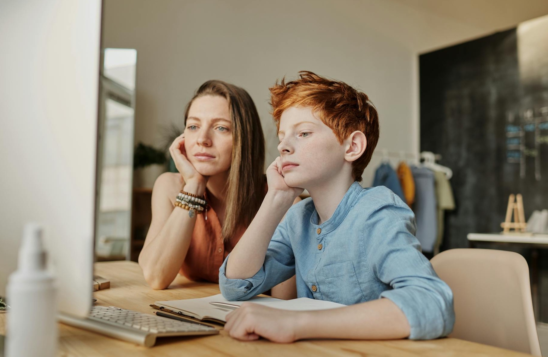 一位用户正在使用笔记本电脑,屏幕上显示着各种社交媒体数据和分析界面,强调海外抖音刷粉丝软件与数据分析的结合使用