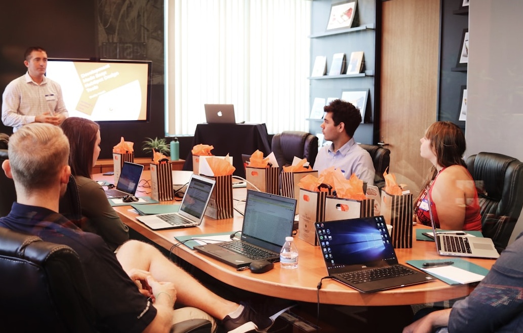 一位专业人士正在使用笔记本电脑查看领英视频内容并获得大量点赞,展现了数字营销的成功