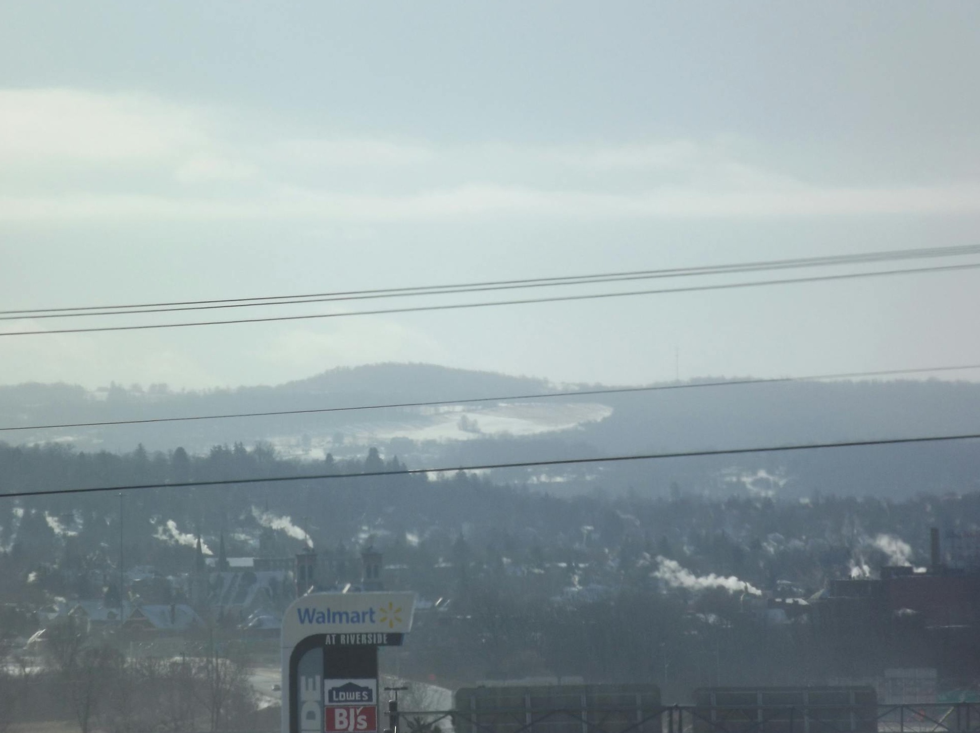 一群不同年龄和种族的人们笑着并参与社交，象征着精准的目标受众