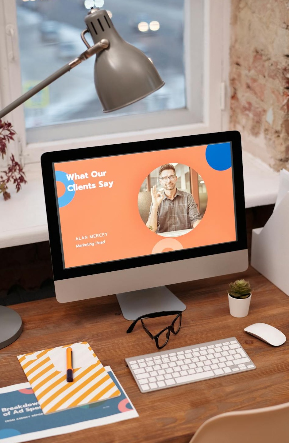 一个团队在电脑前讨论数据和分析报告，象征着选择服务的审慎和团队合作