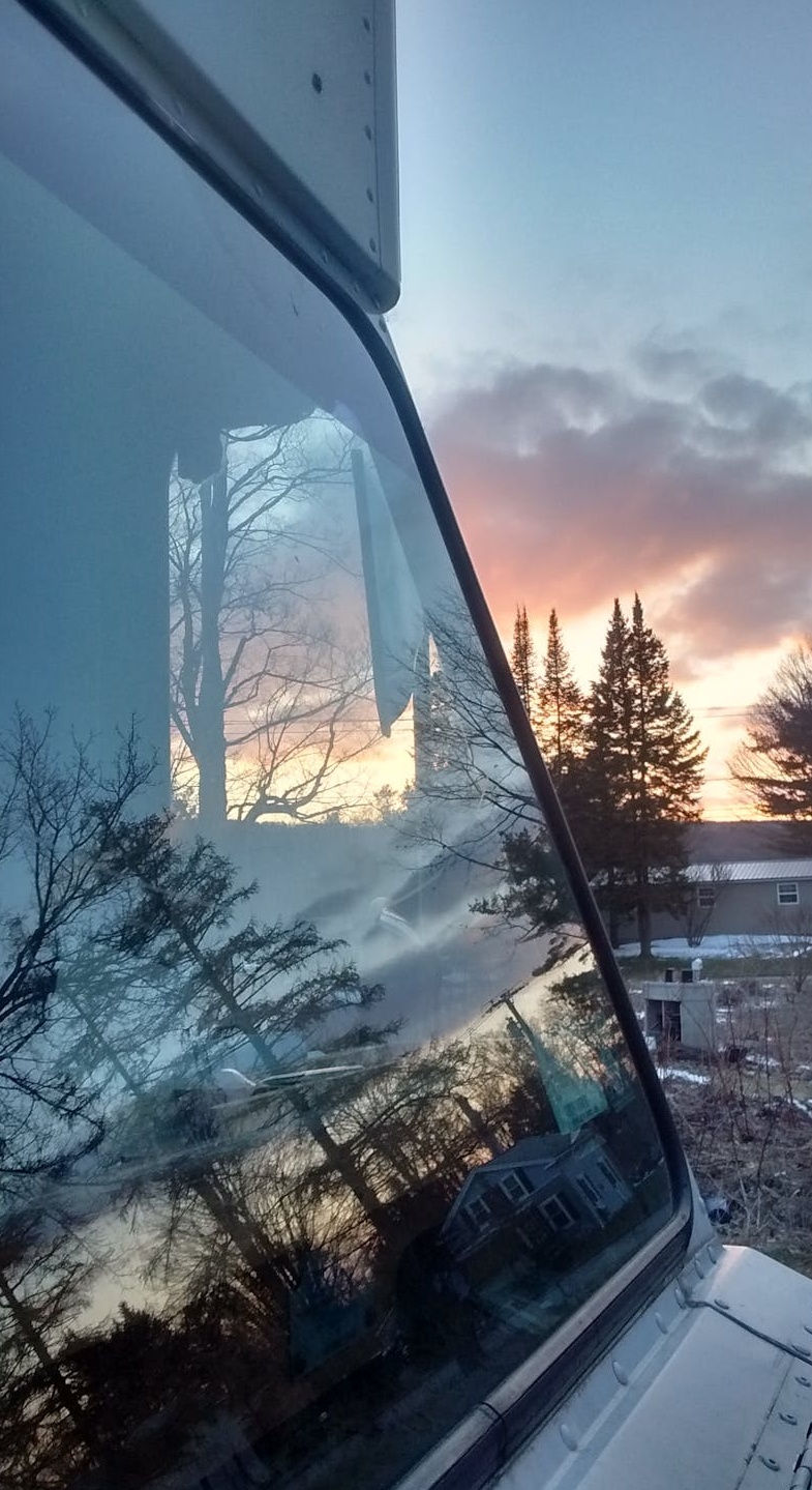 一张未来派风格的城市景观，屏幕上显示Instagram图标和各种数据流，象征着2025年的数字创新