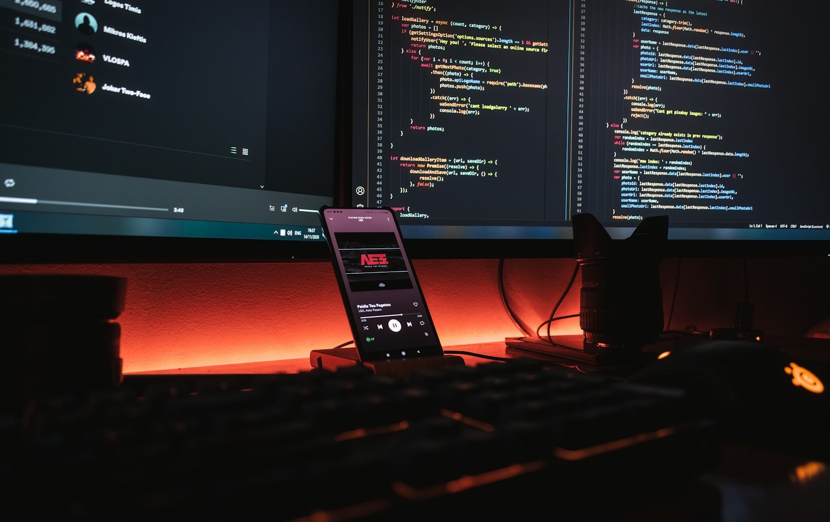 一支充满活力的团队围绕着会议桌,讨论创新的Twitter内容和评论策略,以实现社交媒体目标.