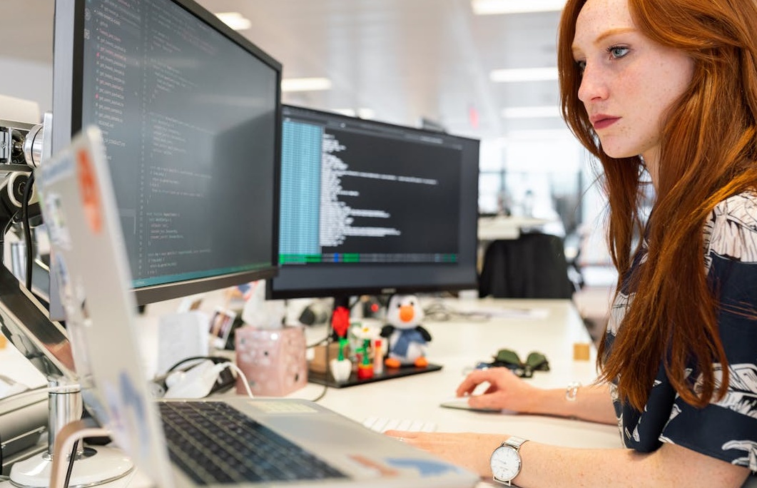 专业人士在笔记本电脑上进行数字营销工作