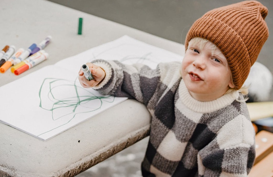 一个人在笔记本电脑前管理社交媒体和脸书群组